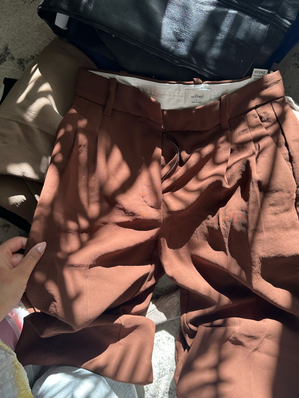 Aritzia effortless pants in cognac size 0 - Picture 2 of 2